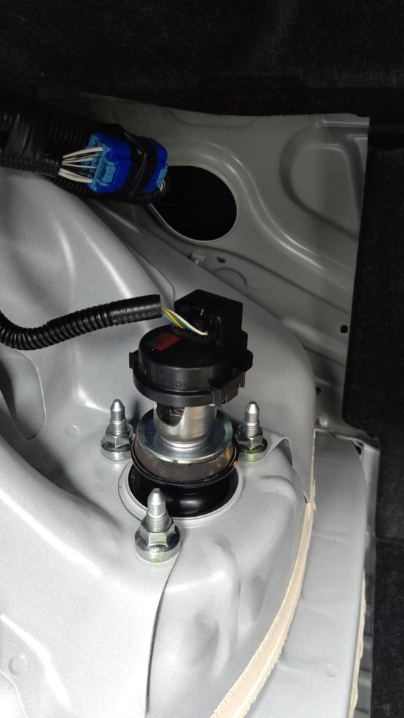 【リアショックアブソーバー オイル漏れ交換】クラウン CROWN 広島の車検・整備・塗装・鈑金・オートリースなら｜株式会社ハーツ